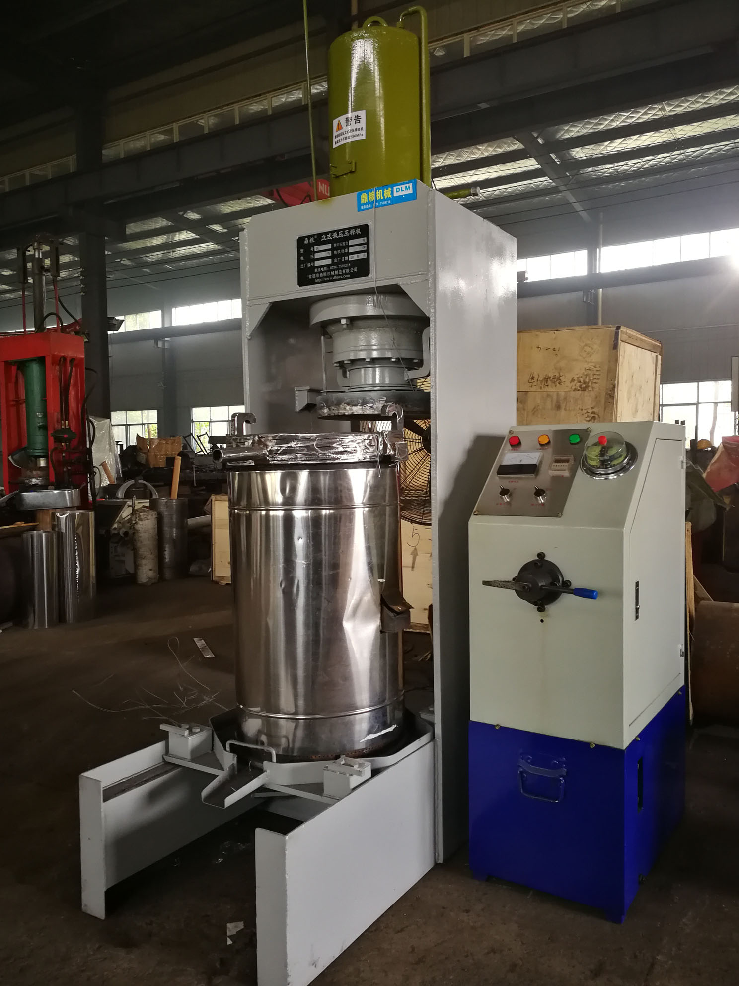 不銹鋼超高壓立式液壓壓榨機(jī)，果汁壓榨機(jī)，果渣壓榨機(jī)，藥材壓榨，油渣處理，白土壓榨